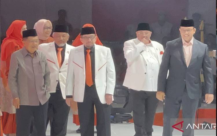 Bakal calon presiden usungan Koalisi Perubahan untuk Persatuan (KPP) Anies Baswedan (paling kanan) berjalan bersama mantan Wakil Presiden Republik Indonesia Jusuf Kalla (paling kiri), Ketua Majelis Syuro PKS Dr. Salim Segaf (tengah), Presiden PKS Ahmad Syaikhu (dua dari kiri), dan Sekretaris Jenderal PKS Aboe Bakar Al-Habsyi (dua dari kanan) di panggung Milad Ke-21 Partai Keadilan Sejahtera (PKS), Istora Senayan, Jakarta Pusat, Sabtu (20/5/2023). ANTARA/Putu Indah Savitri