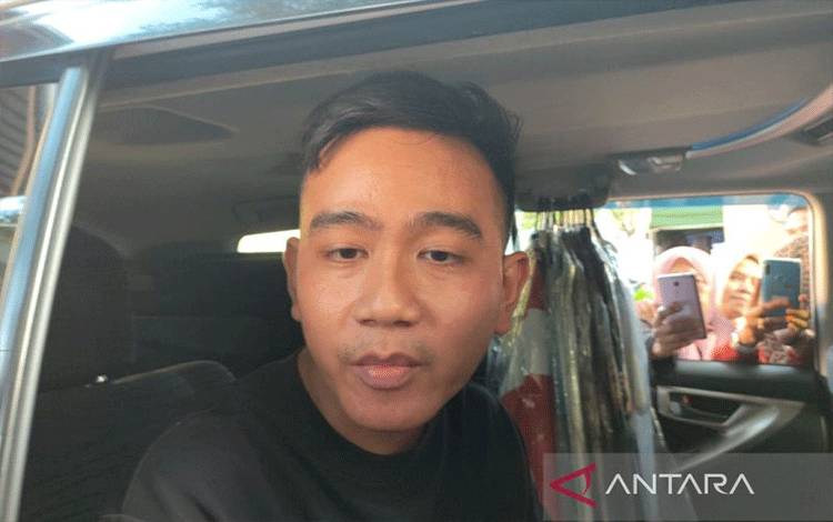 Wali Kota Surakarta Gibran Rakabuming Raka memberikan keterangan kepada wartawan di Solo, Sabtu (20/5/2023). ANTARA/Aris Wasita