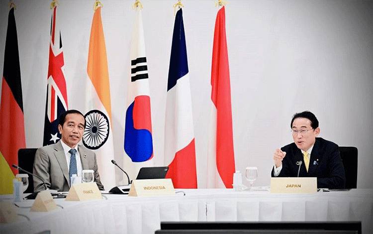 Presiden RI Joko Widodo (kiri) duduk di samping Perdana Menteri Jepang Fumio Kishida saat menghadiri Sesi Kerja Mitra G7 yang membahas soal iklim, energi, dan lingkungan di Hotel Grand Prince, Hiroshima, Jepang, Sabtu (20/5/2023), dalam rangkaian Konferensi Tingkat Tinggi (KTT) G7. (FOTO ANTARA/HO-Biro Pers Sekretariat Presiden RI)