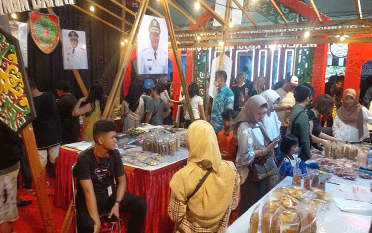 StandDisperindagkop UKM dan Dekranasda Kobar hadirkan beragam produk unggulan UMKM di Kalteng Expo 2023. (FOTO: DANANG)