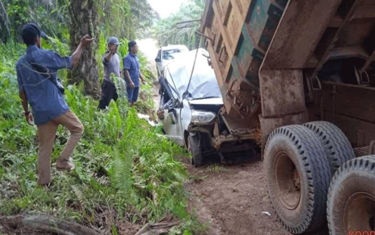 Mobil jenis Avanza yang terlibat kecelakaan di areal perkebunan kelapa sawit PTTask, Kecamatan Parenggean saat hendak dievakuasi, Minggu, 21 Mei 2023. (FOTO: IST)