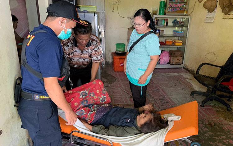 Tim Call Center 112 Kota Palangka Raya saat mengevakuasi seorang wanita paruh baya ke RSUD Doris Silvanus (FOTO : PATHUR)