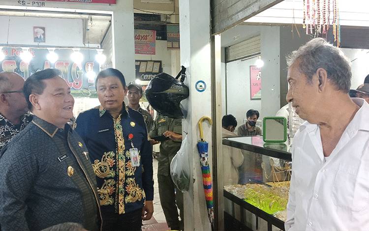 Bupati Kotawaringin Timur Halikinnor sedang berbincang dengan pedagang di Pasar PPM, Sampit. (FOTO: DEWIP)