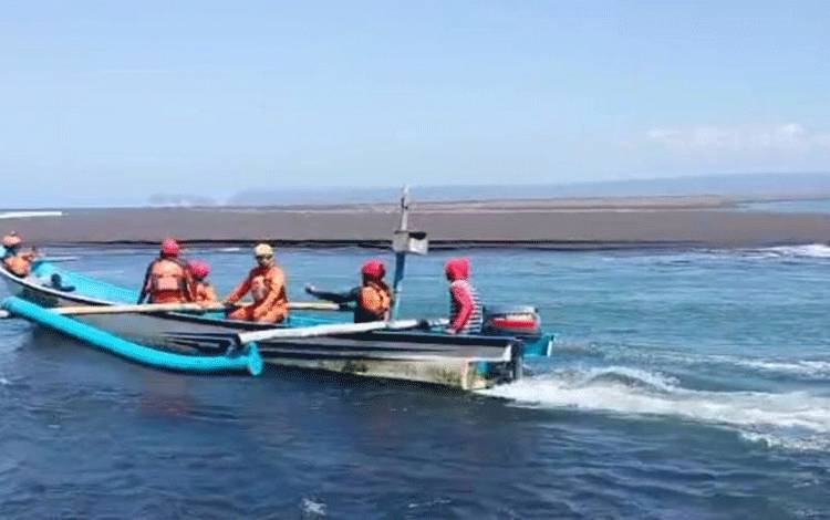 Tim SAR gabungan masih mencari dua nelayan yang hilang di perairan laut selatan Jember, Ahad (22/5/2023). (ANTARA/HO-BPBD Jember)