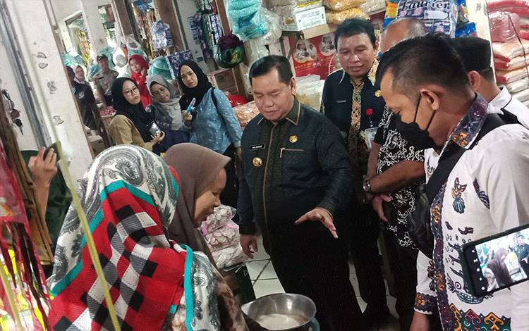 Bupati Kotawaringin Timur Halikinnor sedang berbincang dengan pedagang di Pasar PPM Sampit. (FOTO: DEWIP)