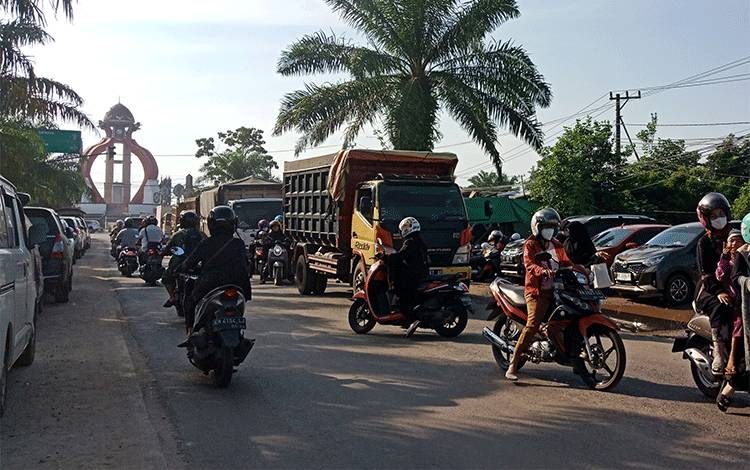 Kemacetan di Bundaran Belanga, Senin, 22 Mei 2023. (FOTO: DEWIP)