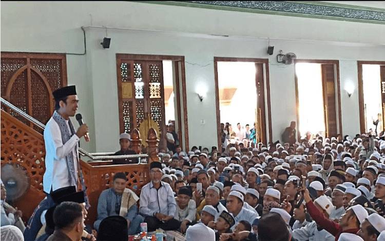 Ustad Abdul Somad mengisi ceramah di Masjid Wahyu Al Hadi Sampit, Senin, 22 Mei 2023. (FOTO: DEWIP)