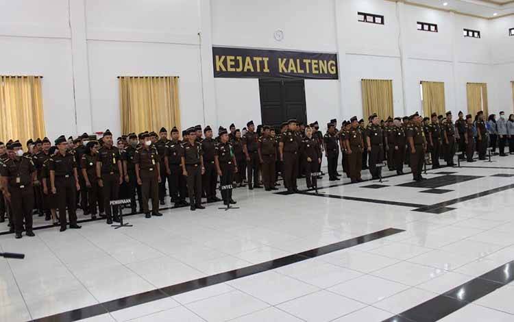 Kepala Kejaksaan Tinggi Kalimantan Tengah Pathor Rahman, SH., MH., memimpin Upacara Peringatan Hari Kebangkitan Nasional di Aula kantor, Senin, 22 Mei 2023.