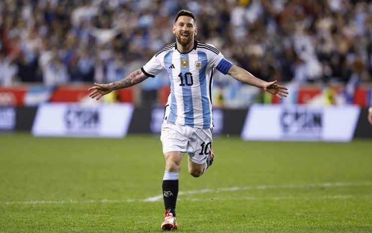 Foto Arsip - Kapten timnas Argentina Lionel Messi merayakan gol dalam pertandingan persahabatan antara Argentina melawan Jamaika pada 28 September 2022 di Red Bull Arena di Harrison, New Jersey. (AFP/ANDRES KUDACKI)