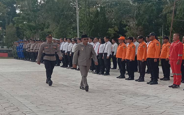 Wabup Sukamara, Ahmadi melakukan pemeriksaan personil pada acara upacara gelar pasukan di Polres Sukamara yang diikuti BPBD Sukamaran beberapa waktu lalu. (FOTO:NORHASANAH)