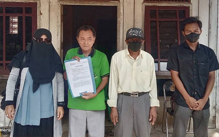 Warga Desa Karangan Putih Kabupaten Tabalong berinisial S (baju lengan panjang), didampingi penasihat hukum dan keluarganya saat akan membuat laporan ke Polres Barito Timur, Senin, 22 Mei 2023. (FOTO: IST)