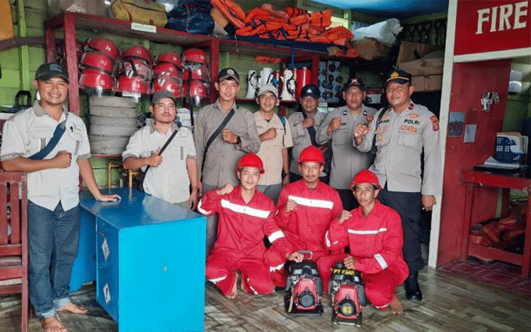 Sejumlah personel Polsek mendawai bersama masyarakat peduli api bersiap melaksanakan patroli Karhutla.