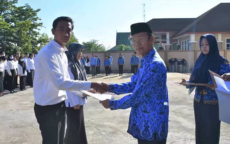 Plt Bupati Kapuas, HM Nafiah Ibnor saat menyerahkan SK PPPK. (FOTO: IST)
