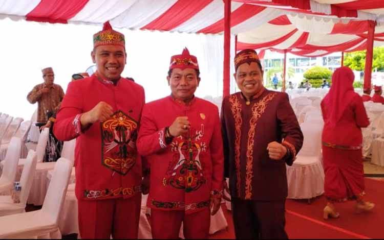 Ketua DPRD Provinsi Kalimantan Tengah H Wiyatno (tengah) usai mengikuti kegiatan apel HUT Kalteng yang ke- 66. (FOTO: DOKUMEN PRIBADI)