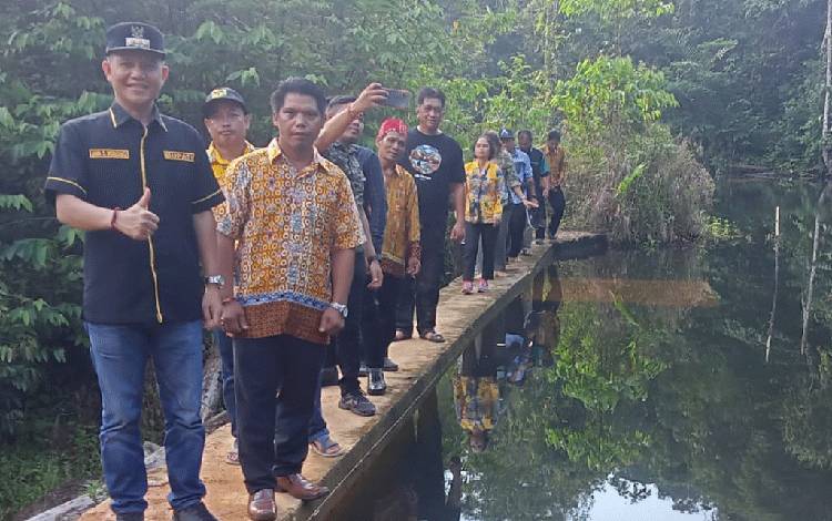  Bupati Gunung Mas Jaya S Monong saatberada di dam air bersih Sungai Rukap Desa Tumbang Ponyoi Kecamatan Kahayan Hulu Utara, Sabtu, 20 Mei 2023. (FOTO: IST)