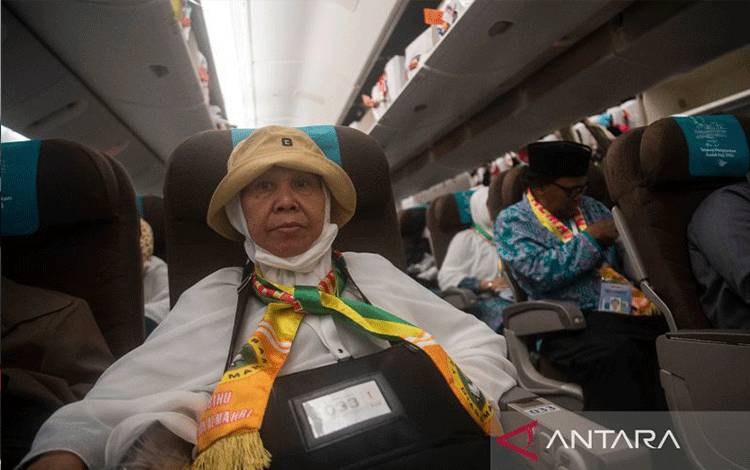 Jamaah calon haji bersiap berangkat ke Madinah di Bandara Soekarno-Hatta, Tangerang, Rabu (24/5/2023). (ANTARA FOTO/Wahyu Putro)