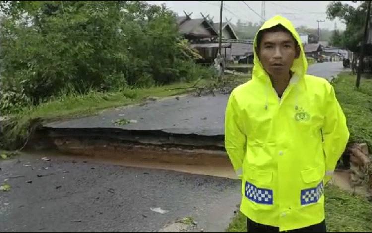Kondisi Jalan Temanggung Panji RT 1 yang putus, Rabu, 24 Mei 2023. (FOTO: IST)