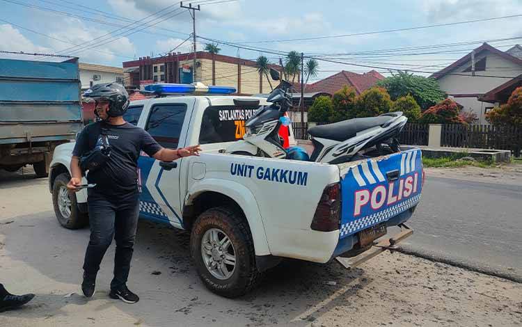 Motor milik korban kecelakaan di Jalan Kapten Mulyono Sampit saat diamankan oleh anggota Satlantas Polres Kotim,Rabu, 24 Mei 2023. (FOTO: BUDDI)