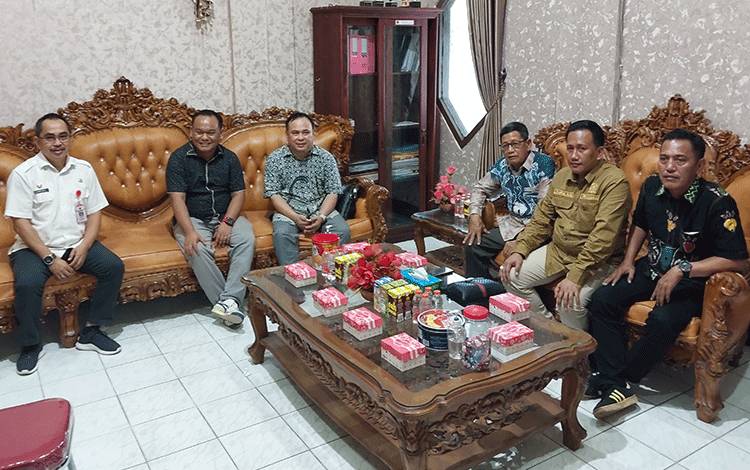 Sekretaris DPRD Kapuas, Perry Noah (kiri) menerima kunjungan Anggota Komisi II DPRD Kabupaten Kotabaru, Kalimantan Selatan, pada Rabu, 24 Mei 2023. (FOTO: DODI)