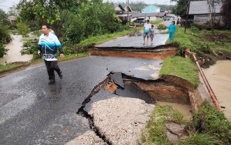 Kondisi Jalan Temanggung Panji Kota Kuala Kurun yang terputus karena gorong-gorong di bawah jalan rusak akibat hujan deras membuat sungai Kulap meluap, Rabu, 24 Mei 2023. (FOTO: IST)