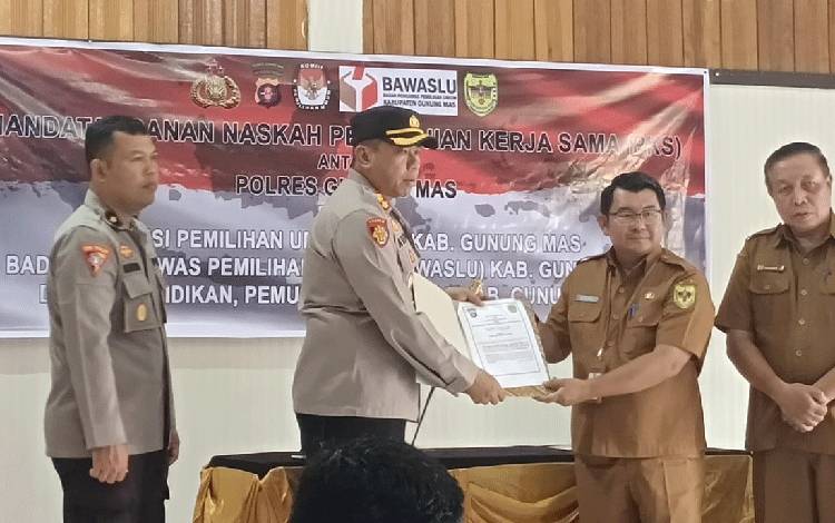 Kapolres Gunung Mas AKBP Asep Bangbang Saputra dan Plt Kepala Disdikpora menandatangani perjanjian kerja sama terkait poltasak. (FOTO: HUMAS POLRES GUMAS)