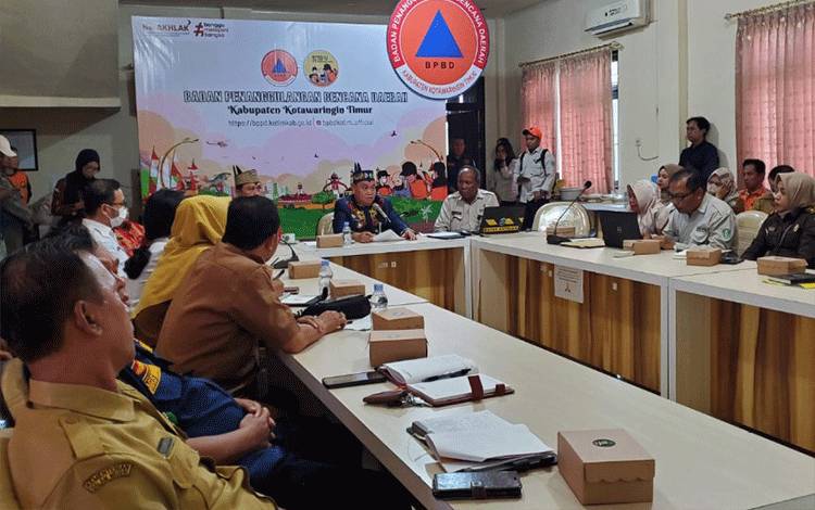 Bupati Kotawaringin Timur Halikinnor saat rapat penetapan status siaga darurat karhutla, Rabu, 24 Mei 2023. (FOTO: DEWIP)