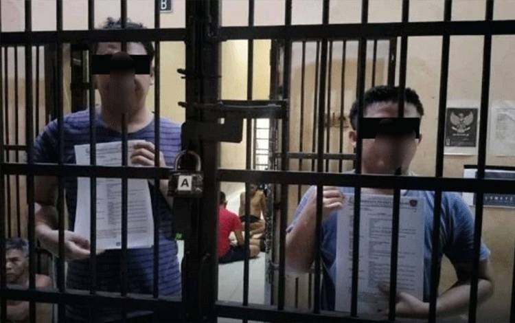 TerdakwaAzwinnata dan Yogi Adiatmasaat berada di rumah tahanan Polres Lamandau. (FOTO : HENDI NURFALAH)