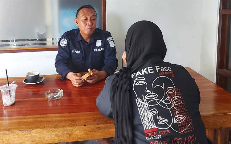 Korban saat curhat dengan Ketua Tim Virtual Police Bidhumas Polda Kalteng Ipda H Shamsuddin (FOTO : Bidhumas Polda Kalteng)