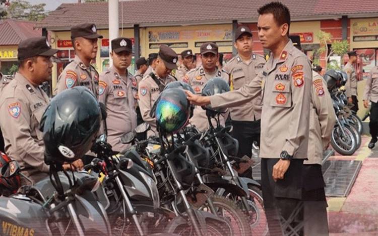 Wakapolres Kapuas, Kompol Asdini Pratama Putra saat cek kendaraan dinas Bhabinkamtibmas, Kamis, 25 Mei 2023. (FOTO: IST)