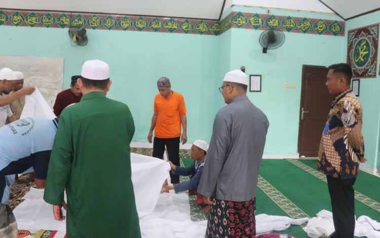 WBP Rutan Kapuas saat mengikuti praktik pemulasaran jenazah di Masjid At-Taubah Rutan Kuala Kapuas, Kamis, 25 Mei 2023. (FOTO: IST)