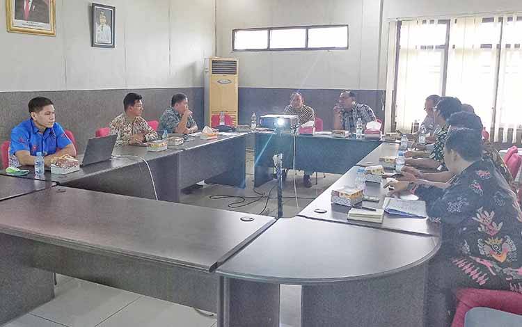 Rapat pendahuluan terkait rencana pembentukan BUMD di Ruang Rapat Wakil Bupati Barito Timur, Kamis, 25 Mei 2023. (FOTO: BOLE MALO)
