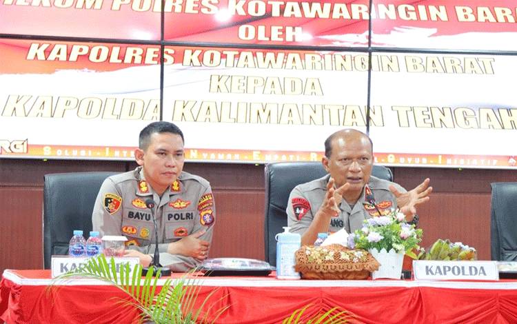 Kapolda Kalteng Irjen Pol Nanang Avianto (kanan) saat menyampaikan arahan kepada jajaran Polres Kobar. (FOTO : ISTIMEWA)