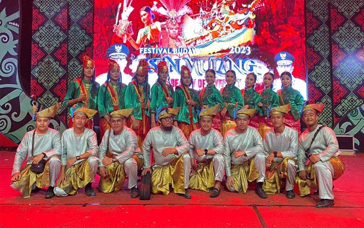 Tim tari pesisir Kabupaten Kotawaringin Timur di Festival Habaring Hurung. (FOTO: IST)
