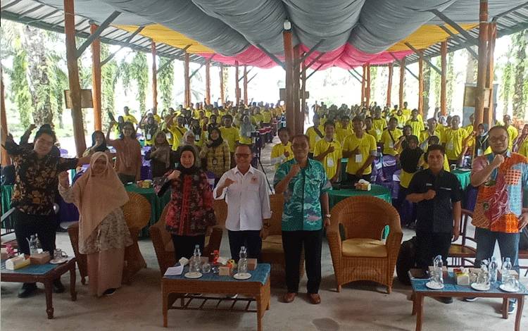 Anggota Komisi VII DPR RI Mukhtaruddin dalam kegiatan pembukaan Seminar Kreatif Menjadi Wirausaha Industri yang digelar di Kecamatan Pangkalan Lada, Jumat, 26 Mei 2023.