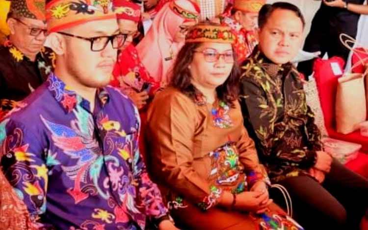 Anggota DPRD Kalteng, Kuwu Senilawati (tengah). (FOTO: DPRD KALTENG)
