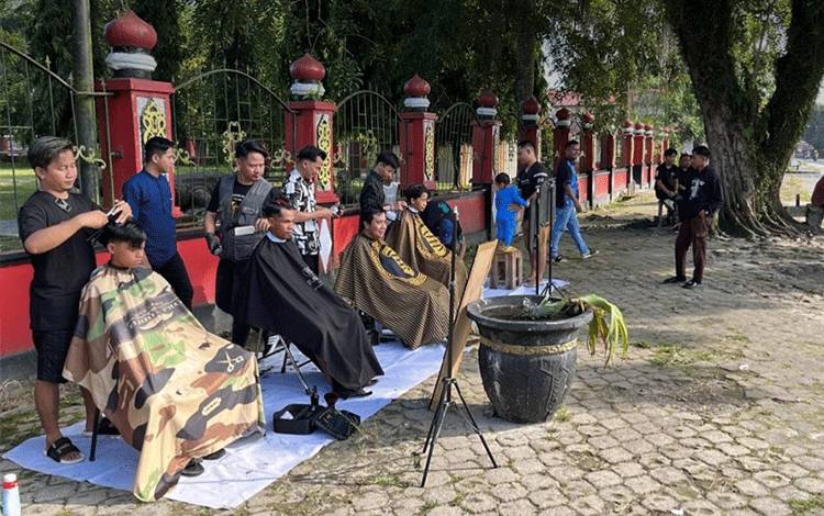 Komunitas Barber Sampit saat membuka layanan potong rambut gratis di Taman Kota Sampit, Jumat, 26 Mei 2023. (FOTO: IST)
