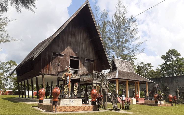 Rumah Betang, rumah adat suku dayak di Desa Pasir Panjang, Kecamatan Arut Selatan merupakan salah satu destinasi wisata dari Kabupaten Kotawaringin Barat, Jumat, 26 Mei 2023 (FOTO: NURITA)