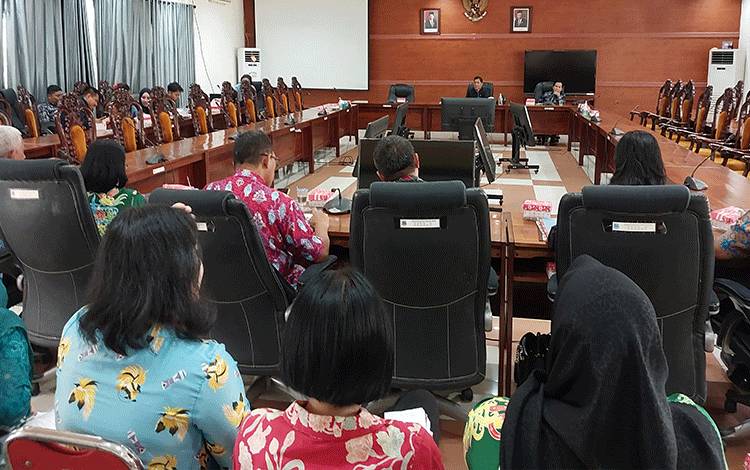 Suasana saat Komisi II DPRD Kapuas rapat kerja dengan Pemkab Kapuas terkait penggabungan OPD, Jumat, 26 Mei 2023. (FOTO: DODI)