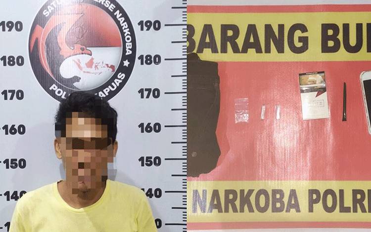 Terduga pelaku kasus sabu dan barang bukti diamankan Satresnarkoba Polres Kapuas. (FOTO: IST)