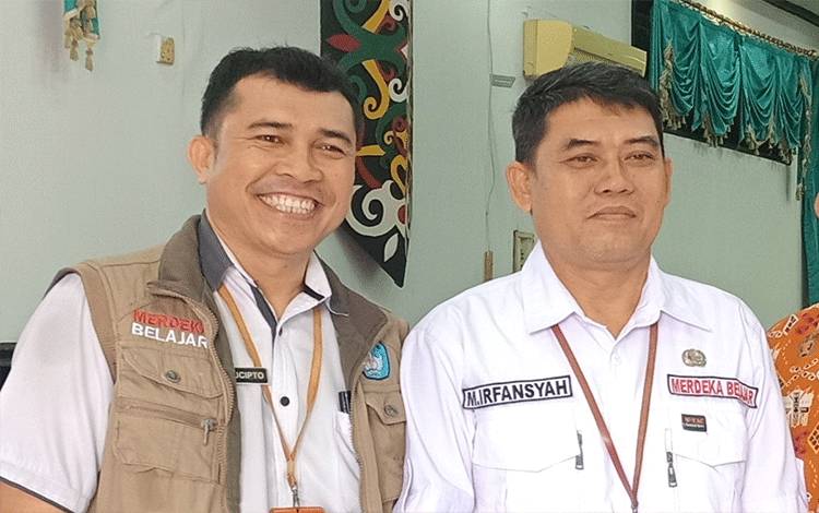 Pelaksana tugas Kepala Dinas Pendidikan Kabupaten Kotawaringin Timur, Muhammad Irfansyah (Kanan). (FOTO: DEWIP)