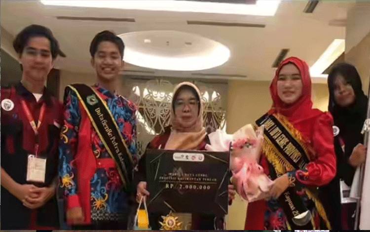 Perwakilan Kabupaten Kapuas, Rahima Dea Puspita (dua dari kanan) raih juara 2 Duta Genre tingkat Provinsi Kalimantan Tengah tahun 2023. (FOTO: IST)