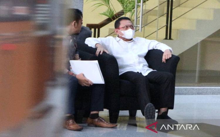 Sekretaris Mahkamah Agung Hasbi Hasan (kanan) diperiksa penyidik Komisi Pemberantasan Korupsi (KPK) sebagai saksi dalam penyidikan kasus dugaan suap penanganan perkara di Mahkamah Agung, di Gedung Merah Putih KPK, Jakarta Selatan, Rabu (24/5/2023). ANTARA/Fianda Sjofjan Rassat