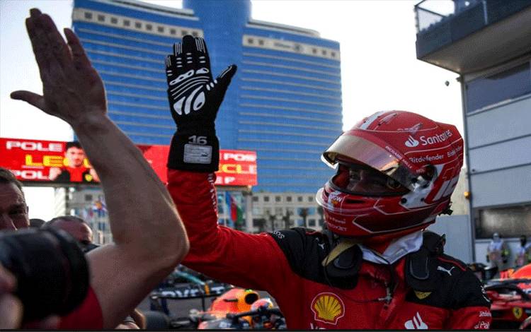Arsip - Pebalap Ferrari Charles Leclerc saat berlaga pada Formula 1 Azerbaijan Grand Prix di Baku City Circuit, 28 April 2023.(AFP/NATALIA KOLESNIKOVA)