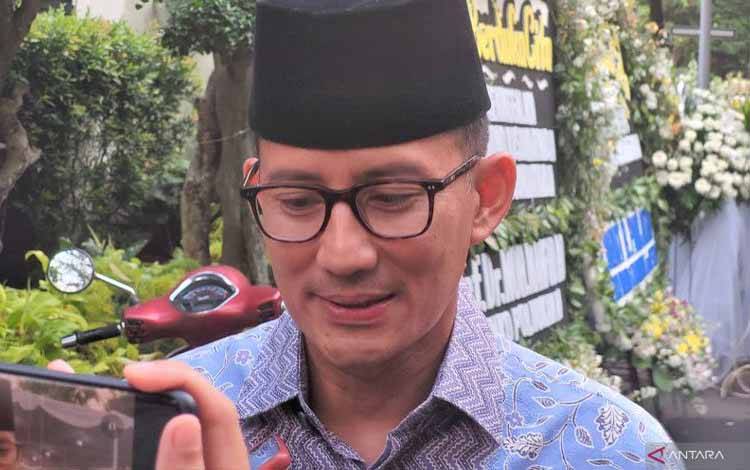 Menteri Pariwisata dan Ekonomi Kreatif (Menparekraf) RI Sandiaga Uno saat ditemui di rumah duka almarhum Sarwono Kusumaatmadja di Jakarta, Sabtu (27/5/2023). (ANTARA/Sean Filo Muhamad)