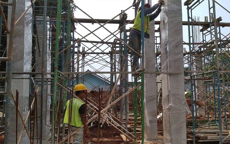 Tenaga konstruksi di lokasi proyek pembangunan infrastruktur. ANTARA/HO - Kementerian PUPR