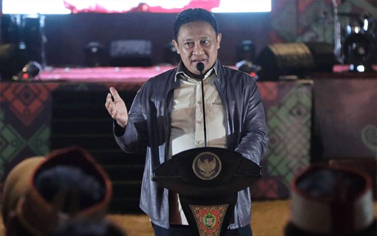 Wagub Kalteng H. Edy Pratowo bacakan sambutan tertulis Gubernur dalam penutupan FBIM, di GOR Serbaguna Palangka Raya, Sabtu malam 27 Mei 2023. (FOTO: IST)
