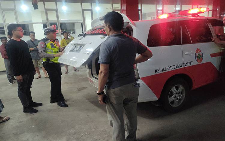 Anggota Satlantas Polres Kotim saat berada di Rumah Sakit Dr. Murjani Sampit untuk meminta keterangan dari keluarga korban, Sabtu, 27 Mei 2023 malam. (FOTO: BUDDI)