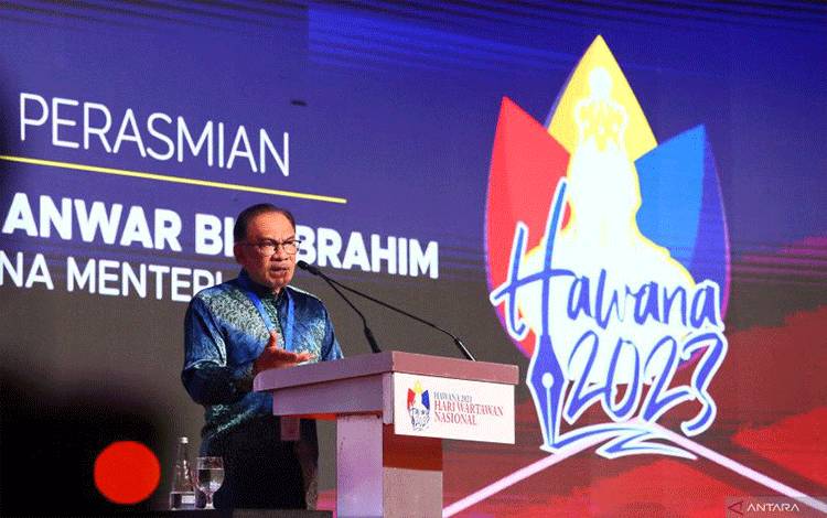 Perdana Menteri Malaysia Anwar Ibrahim memberikan sambutan pada puncak peringatan Hari Wartawan Nasional (HAWANA) 2023 Malaysia di Ipoh, Perak, Minggu (28/5/2023). ANTARA FOTO/VIRNA PUSPA SETYORINI/Nz
