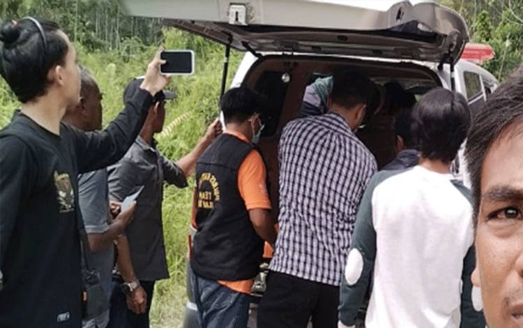 Sejumlah aparat keamanan bersama warga mengevakuasi korban pembunuhan di Mitra Guna Pal 12 Desa Tewang Rangkang,  Kecamatan Tewang Sanggalang Garing. (FOTO:IST)