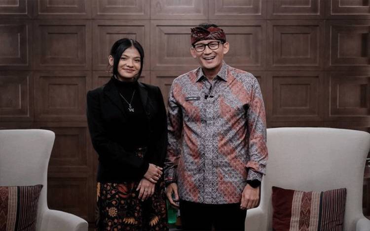 Musisi Sara Fajira bersama Menteri Pariwisata dan Ekonomi Kreatif Sandiaga Salahudin Uno. (ANTARA/HO)